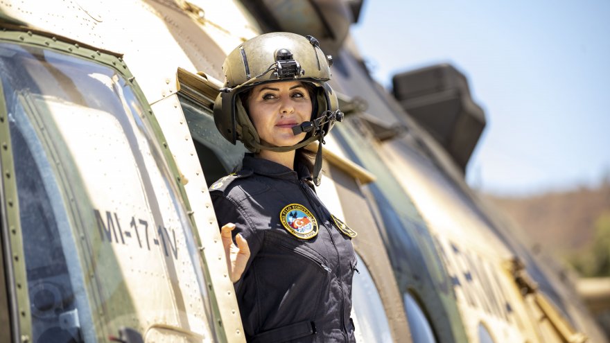 JANDARMANIN KADIN PİLOTU ORMAN YANGININDA DA BAŞARIYLA GÖREV YAPIYOR