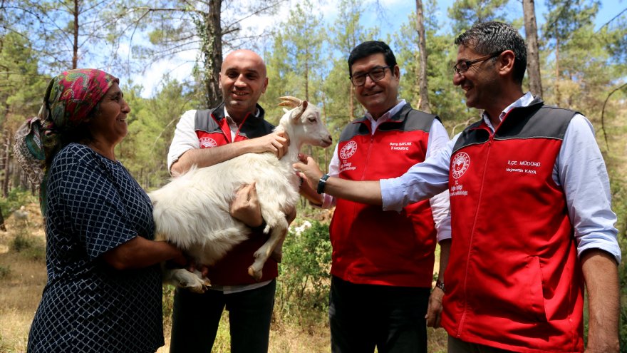 MARMARİS’TEKİ YANGINDA TEDBİR AMAÇLI EVLERİ TAHLİYE EDİLEN VATANDAŞLAR YETKİLİLERE MİNNETTAR
