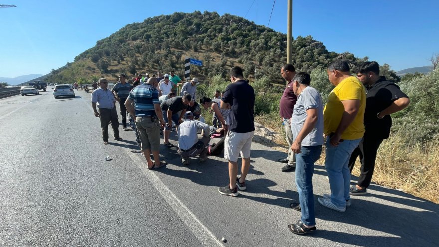 Dere yatağına devrilen otomobildeki 3 kişi yaralandı