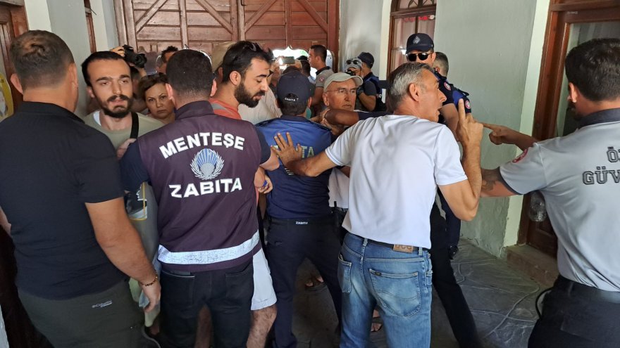 ÇEVRECİLER MENTEŞE BELEDİYE MECLİSİNİ BASTI