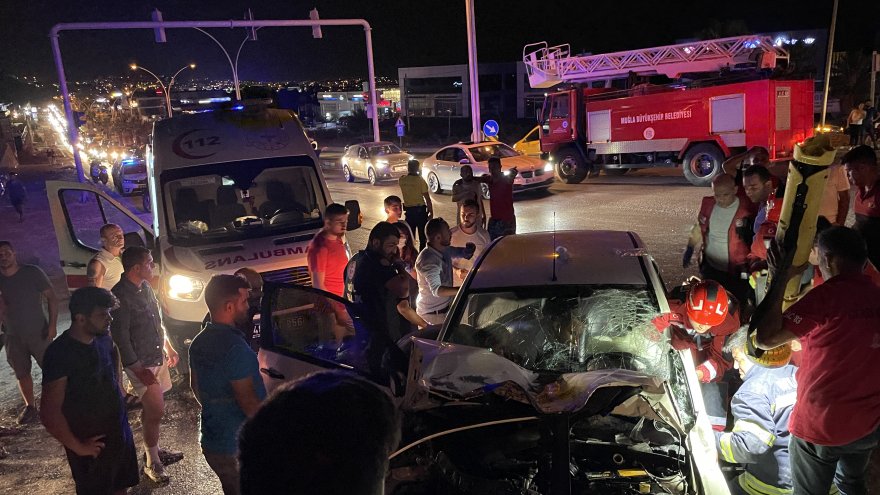 Kamyonetle otomobilin çarpıştığı kazada 4 kişi yaralandı