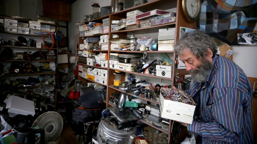 15 BİN VOLT AKIMA KAPILIP UZUN SÜRE TEDAVİ GÖRSE DE MESLEĞİNDEN VAZGEÇMEDİ