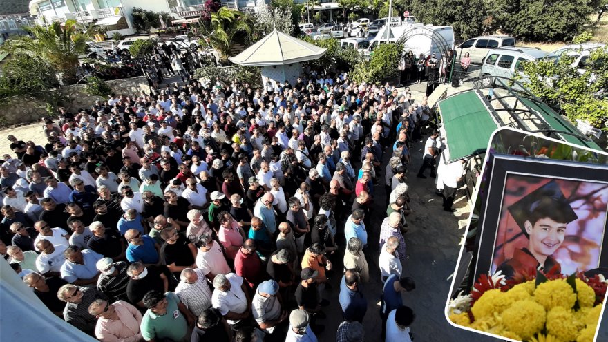 TRAFİK KAZASI GEÇİREREK ÖLEN ÖĞRENCİNİN CENAZE NAMAZINI ÖĞRETMENİ KILDIRDI