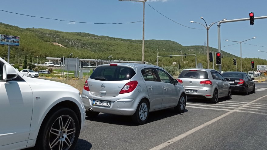 BAYRAM TRAFİĞİ YOĞUNLUĞU SÜRÜYOR