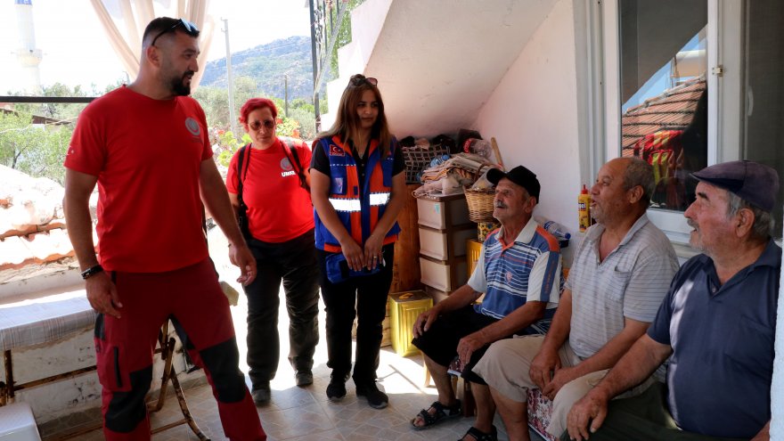 YANGIN BÖLGESİNDEKİ VATANDAŞLARA UMKE EKİPLERİNCE SAĞLIK HİZMETİ VERİLDİ