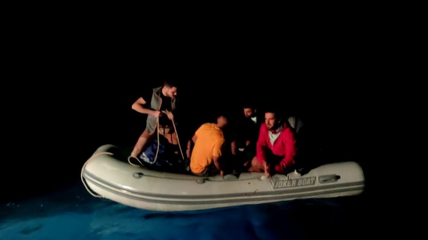 DENİZDE SÜRÜKLENEN BOTTAKİ 5 KİŞİ KURTARILDI