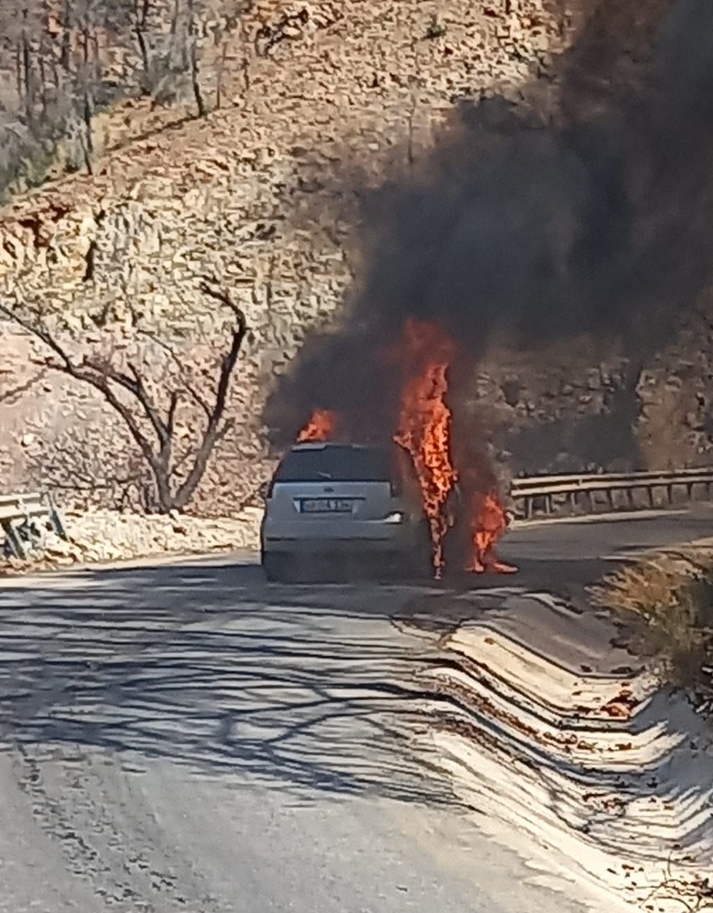 SEYİR HALİNDEKİ OTOMOBİL YANDI