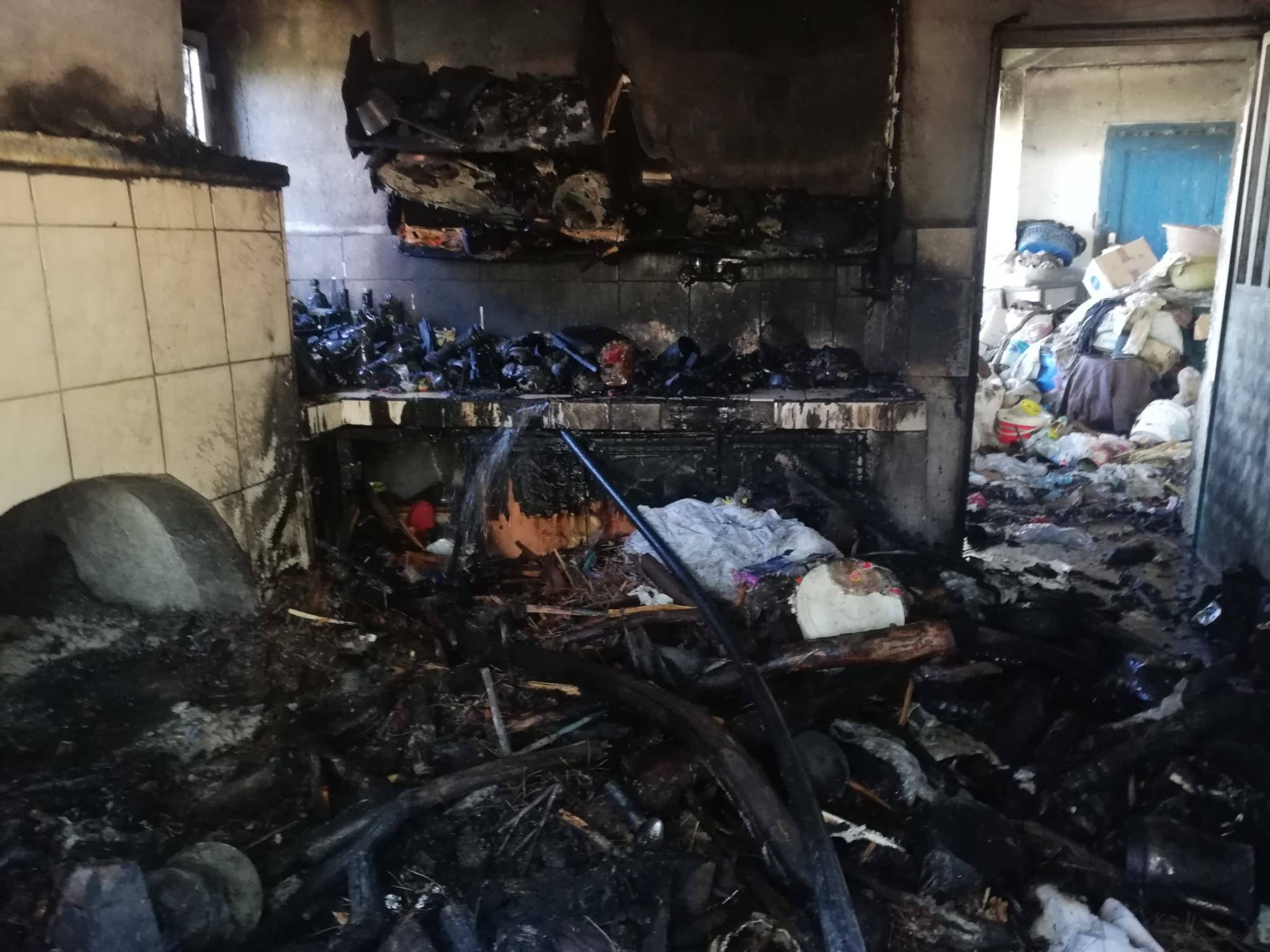 ÇÖP YIĞINLARI BİRİKTİRİLEN EV YANARAK KULLANILAMAZ HALE GELDİ