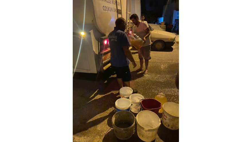 SU KESİNTİSİ YAŞANAN MAHALLEYE TANKERLE KULLANMA SUYU DAĞITILDI