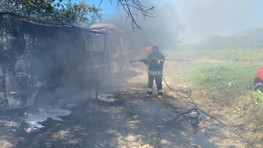  PARK HALİNDEKİ MİNİBÜSTEN SAZLIĞA SIÇRAYAN YANGIN SÖNDÜRÜLDÜ