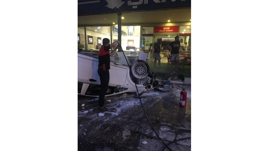 PARK HALİNDEKİ ARAÇLARA ÇARPAN OTOMOBİL İŞ YERİNE GİRDİ