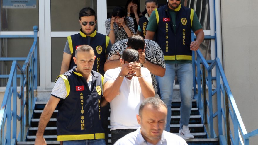 EVDEN ZİYNET EŞYALARI ÇALDIKLARI İDDİASIYLA 5 ŞÜPHELİ YAKALANDI