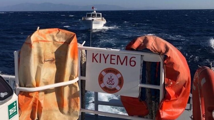 SÜRÜKLENEN 2 TEKNE EKİPLERCE KURTARILDI