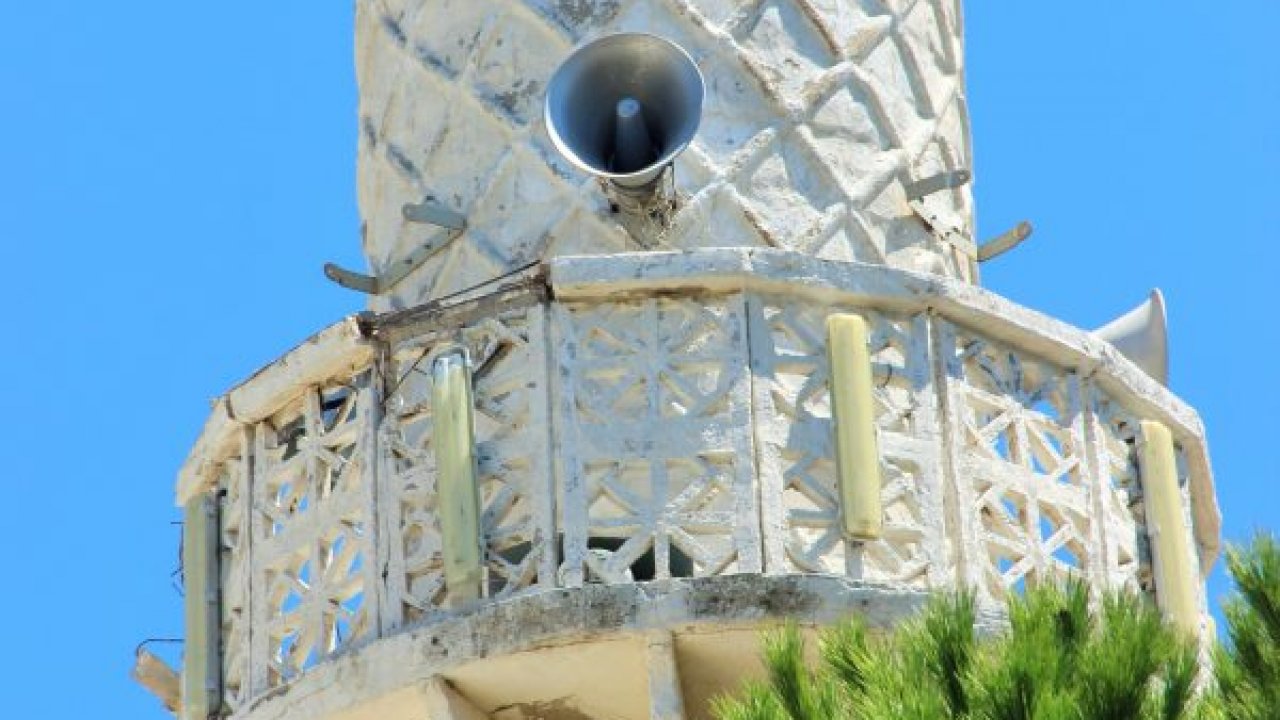 Hasar gören minareler tehlike oluşturuyor