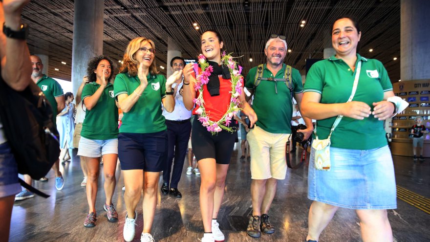 MANŞ DENİZİ'Nİ YÜZEREK GEÇEN AYSU TÜRKOĞLU, BODRUM'DA DAVUL ZURNAYLA KARŞILANDI
