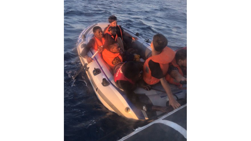 8 DÜZENSİZ GÖÇMEN KURTARILDI