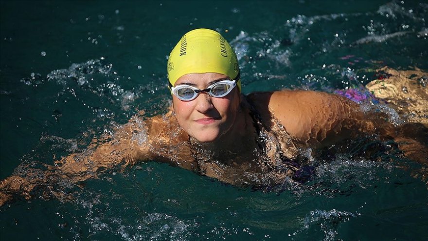 MANŞ DENİZİ'Nİ YÜZEREK TARİHE GEÇEN İKİ TÜRK KADINI MUTLULUKLARINI PAYLAŞTI