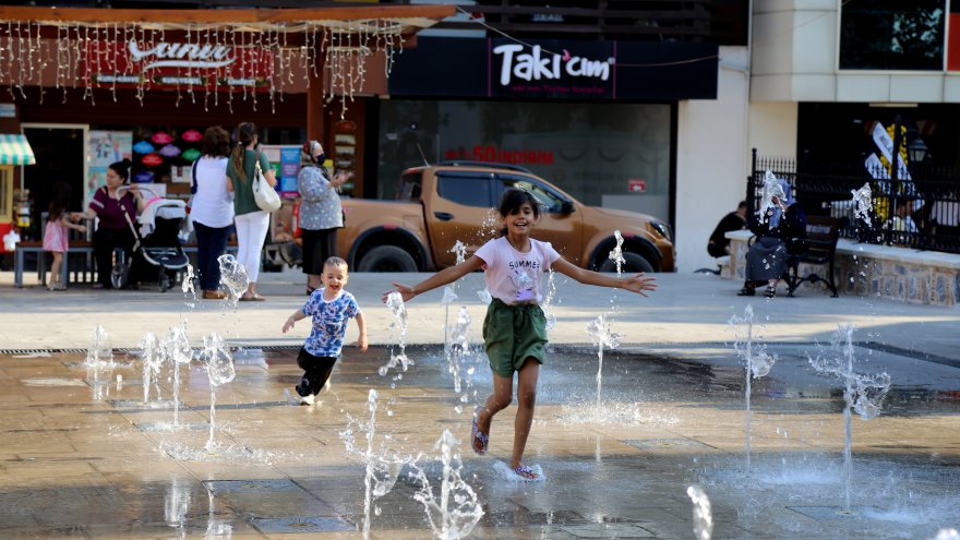 SICAKTAN BUNALAN ÇOCUKLAR FISKİYELERLE SERİNLEDİ