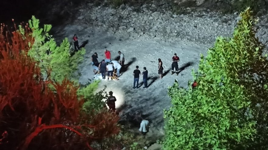 DERE YATAĞINA YUVARLANAN OTOMOBİLDEKİ 2 KİŞİ ÖLDÜ