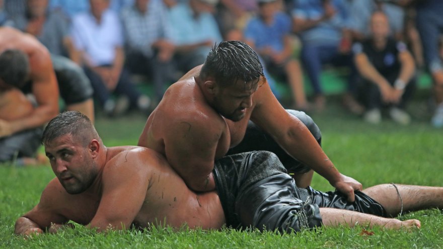 PEHLİVANLAR SAĞANAK ALTINDA GÜREŞTİ