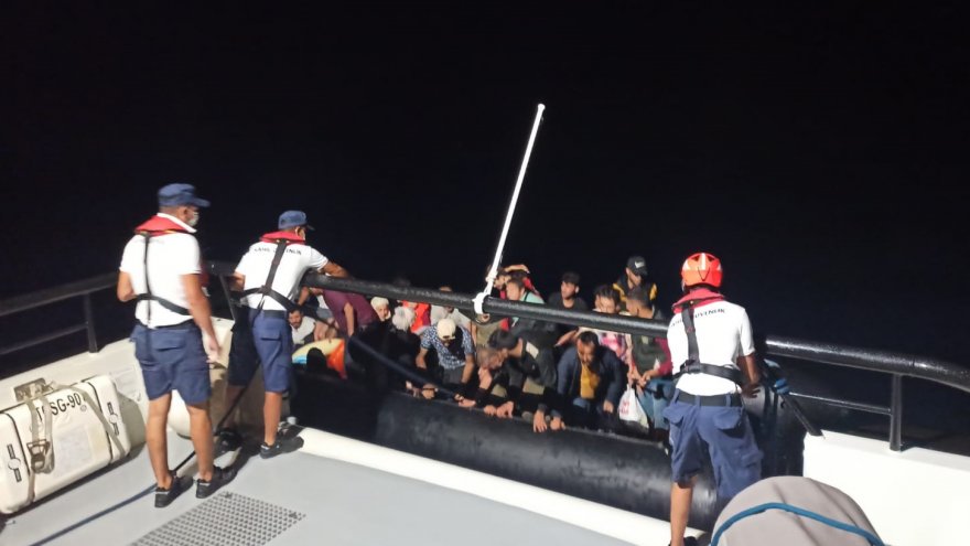 BODRUM AÇIKLARINDA GERİ İTİLEN 62 DÜZENSİZ GÖÇMEN KURTARILDI