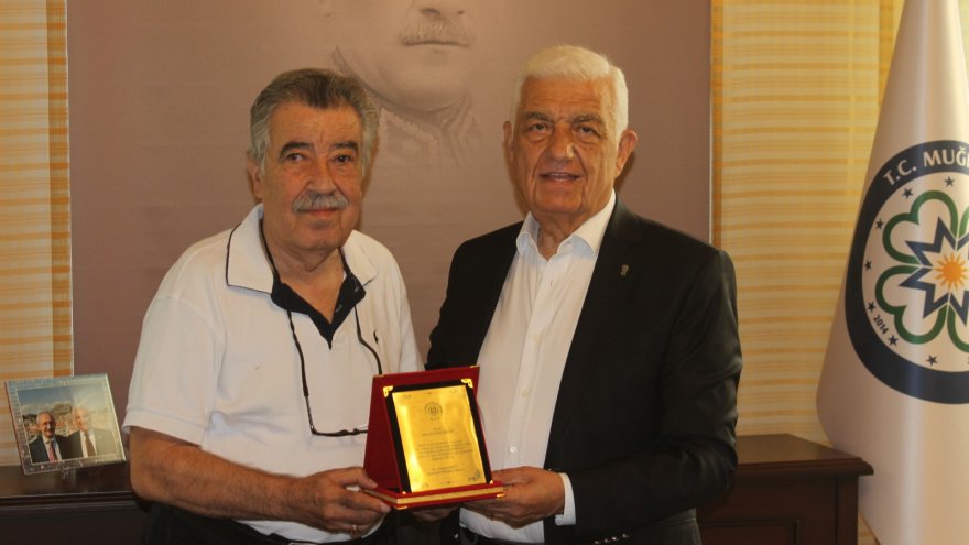 BAŞKAN GÜRÜN’DEN GAZETECİ HÜSEYİN KOCABIYIK’A 55. YILI PLAKETİ