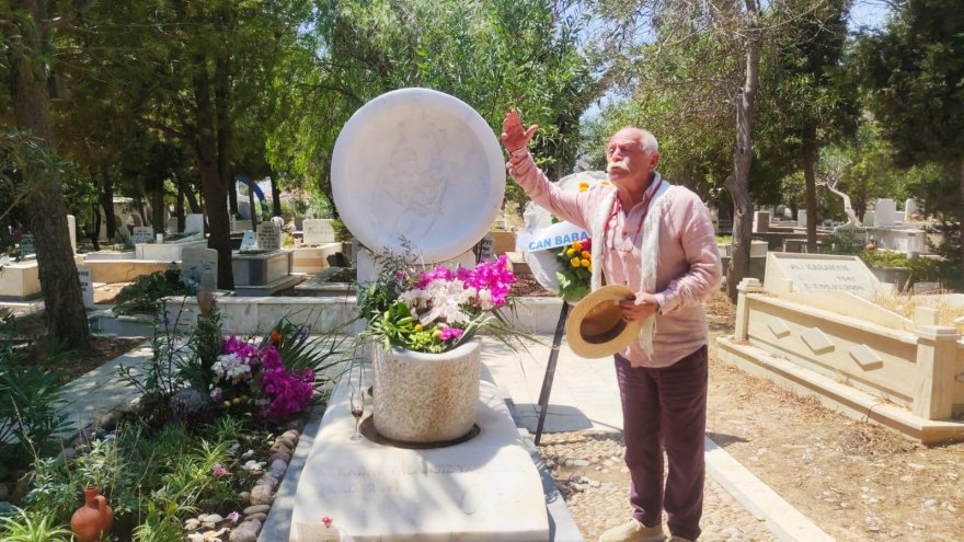 Şair Can Yücel Datça'da mezarı başında anıldı