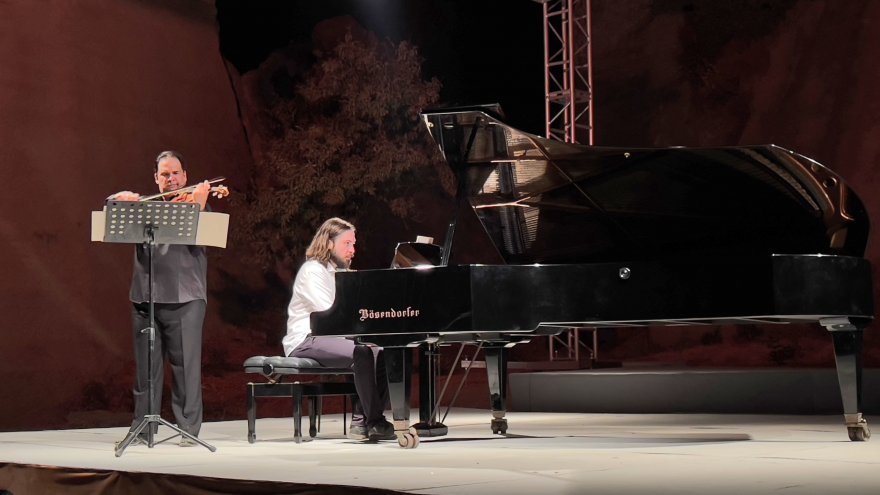 19. ULUSLARARASI GÜMÜŞLÜK MÜZİK FESTİVALİ'NDE KEMANCI ZALAİ VE PİYANİST GÖKBUDAK KONSER VERDİ