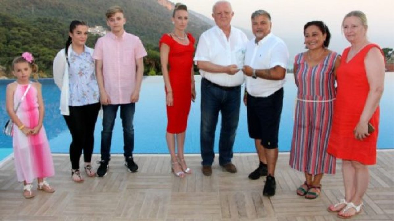 İngiliz tatilciye teşekkür plaketi