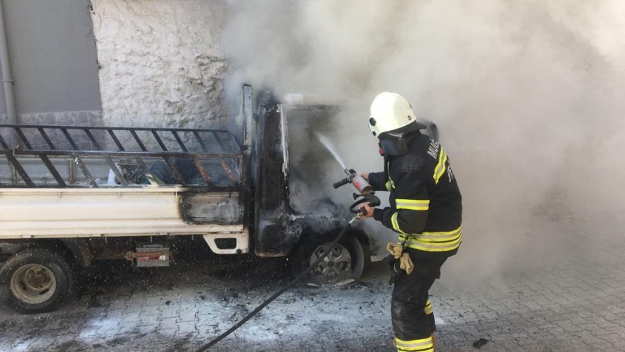 PARK HALİNDEYKEN YANAN KAMYONET KULLANILAMAZ HALE GELDİ