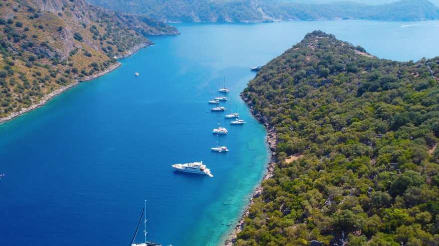 AZİZ NİKOLAS ADASI TARİHİ KALINTILARI VE MANZARASIYLA ZİYARETÇİ ÇEKİYOR