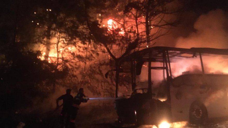 Otobüste çıkan yangın ormana sıçradı