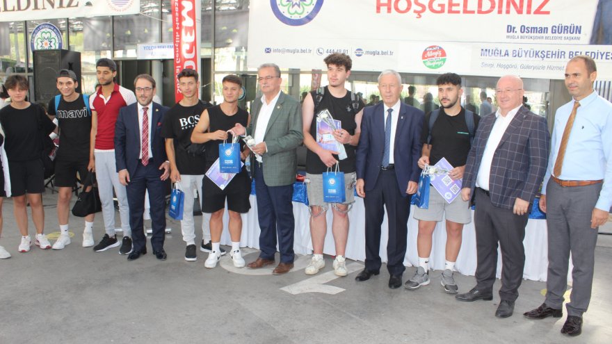 MUĞLA PROTOKOLÜ ÖĞRENCİLERİ ÇİÇEKLERLE KARŞILADI