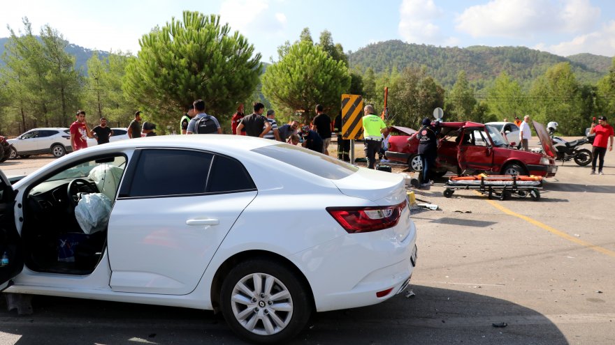 İKİ OTOMOBİLİN ÇARPIŞMASI SONUCU 5 KİŞİ YARALANDI