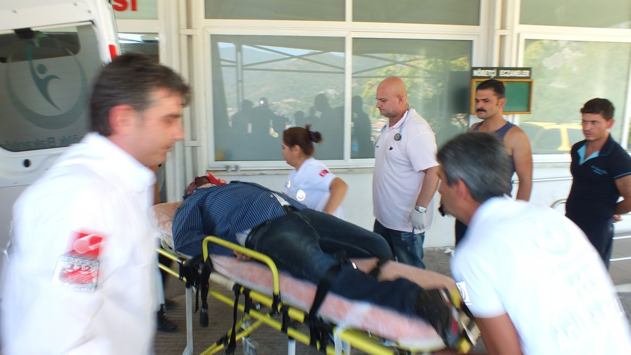 Karısının gözü önünde kendini vurdu