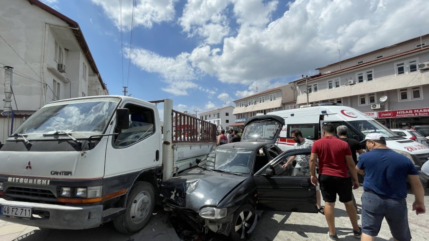 3 KİŞİNİN YARALANDIĞI KAZA ANI GÜVENLİK KAMERASINDA