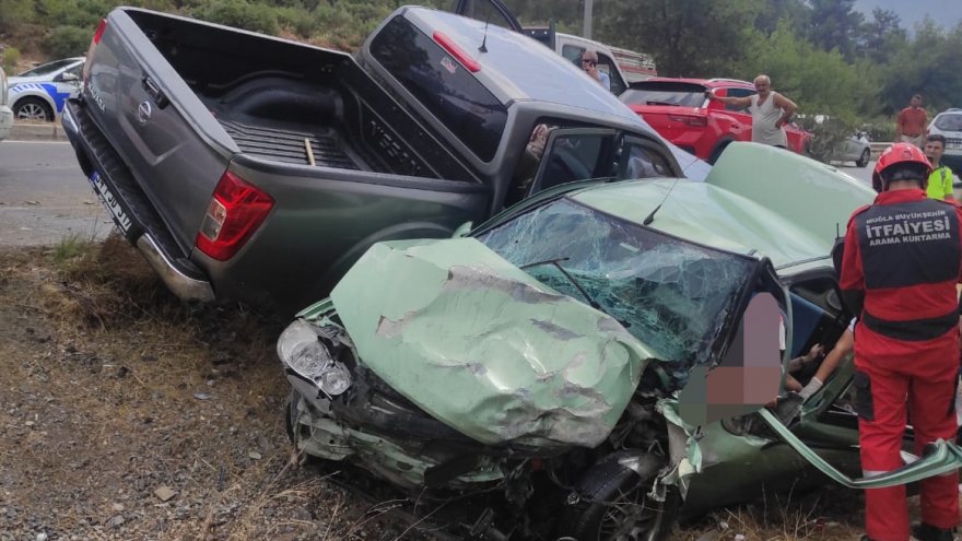 KAMYONETLE OTOMOBİLİN ÇARPIŞMASI SONUCU 6 KİŞİ YARALANDI