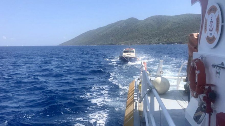 Bodrum'da sürüklenen tekne ekiplerce kurtarıldı