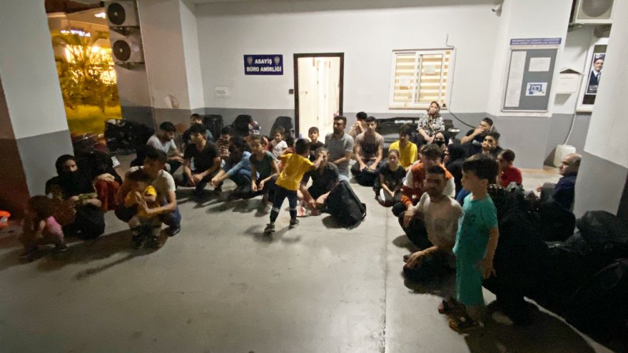Marmaris'te kamyondan indirilen 67 düzensiz göçmen yakalandı