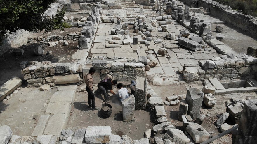 KAUNOS ANTİK KENTİ'NDE KİLİSEDEKİ BİZANS MEZARLARI GÜN YÜZÜNE ÇIKARILIYOR