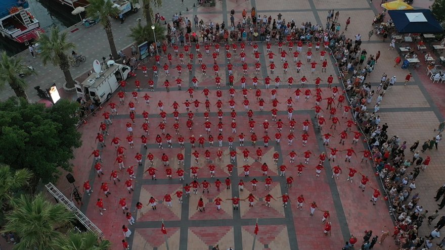 300'DEN FAZLA KİŞİ AYNI ANDA ZEYBEK OYNADI