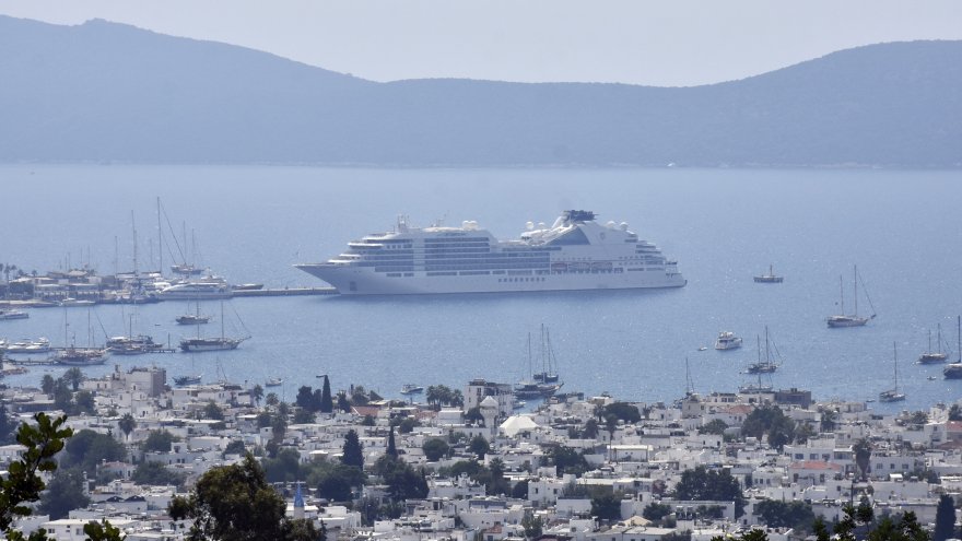 2 KRUVAZİYERLE 832 TURİST GELDİ