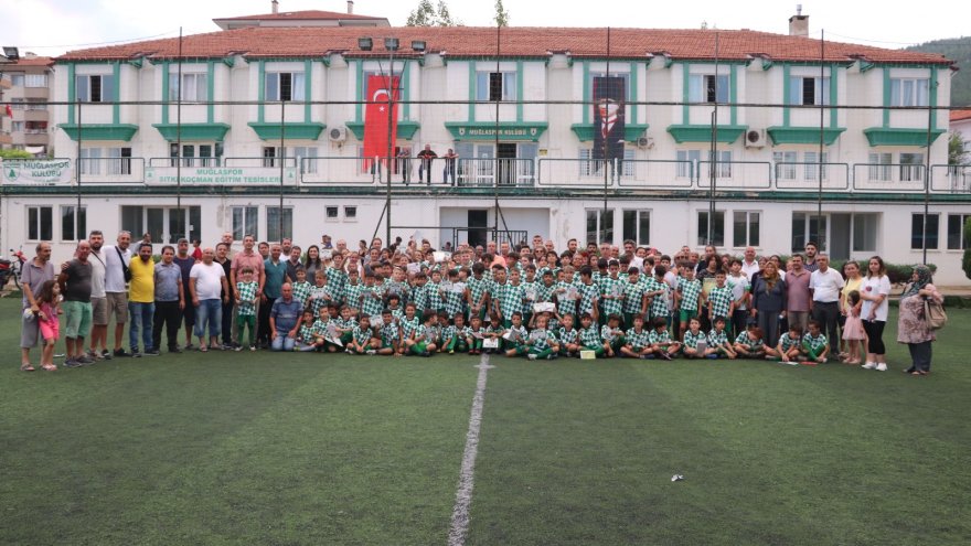 MUĞLASPOR YAZ FUTBOL OKULU'NUN MEZUNİYET TÖRENİ YAPILDI
