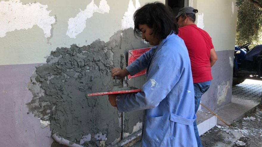 OKULLARIN TADİLATINI MESLEK LİSESİ ÖĞRENCİLERİ YAPIYOR
