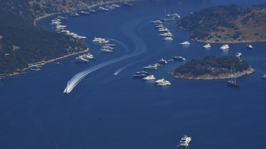 Bodrum'un maviyle yeşilin bütünleştiği koylarında yat hareketliliği yaşanıyor