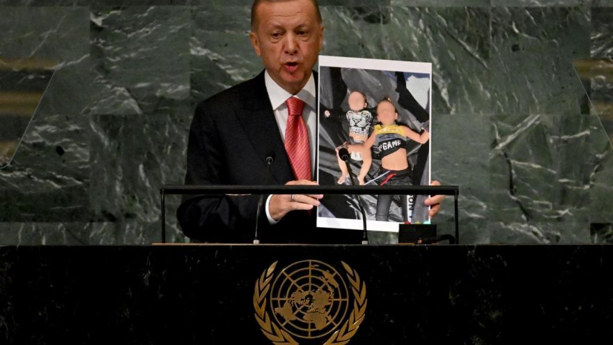 Erdoğan, Asım bebek ve ağabeyinin fotoğrafıyla BM'den dünyaya seslendi