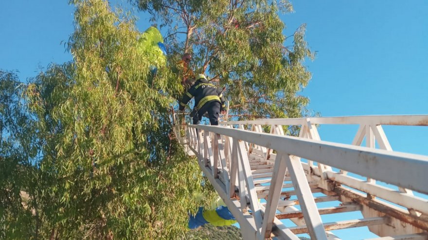 Fethiye'de yamaç paraşütü ağaca dolanan kişi kurtarıldı