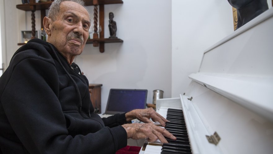 100 yaşında halen piyanosunun başında