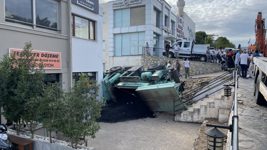 Bodrum'da asfalt kamyonu iş yerinin bahçesine devrildi