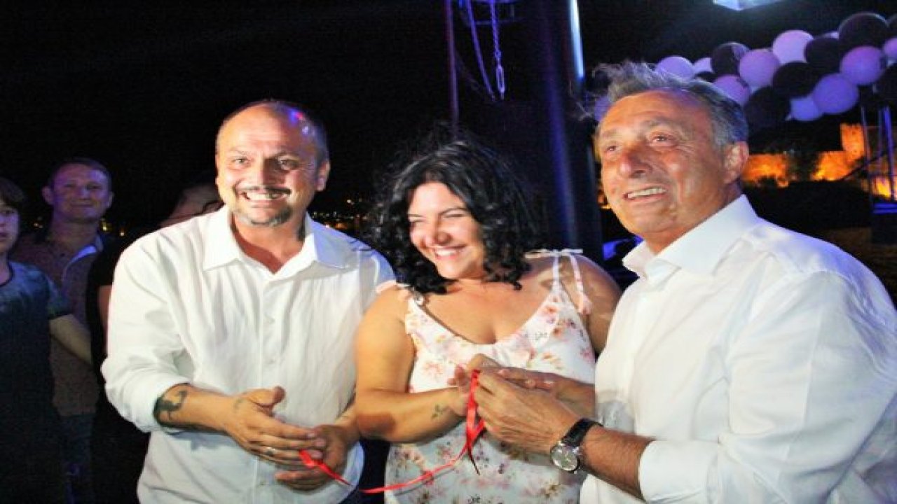 Aşıkların söz yüzüklerini taktı